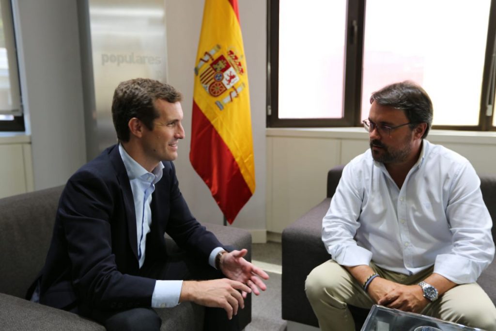 Imagen de la reunión entre Pablo Casado y Asier Antona en Madrid. DA