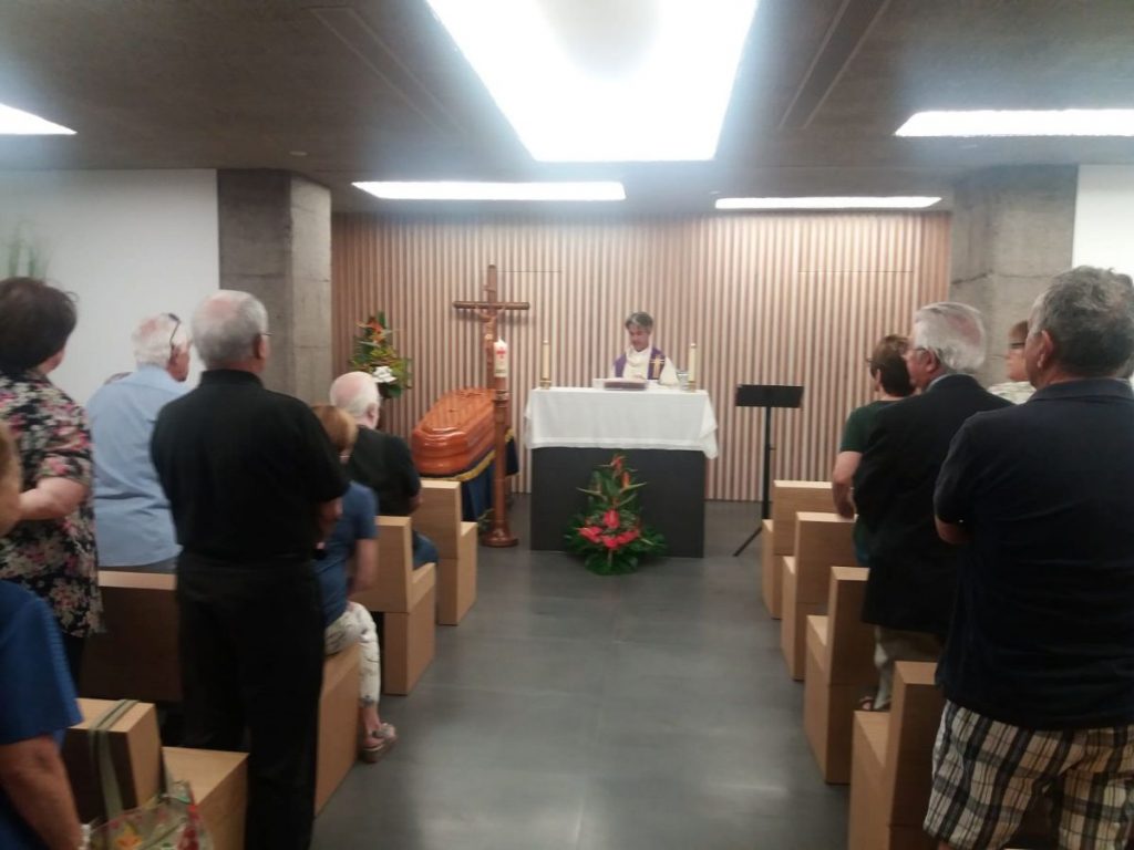 El sepelio de Óscar Hernández López tuvo lugar ayer en el nuevo velatorio de Los Campos. DA