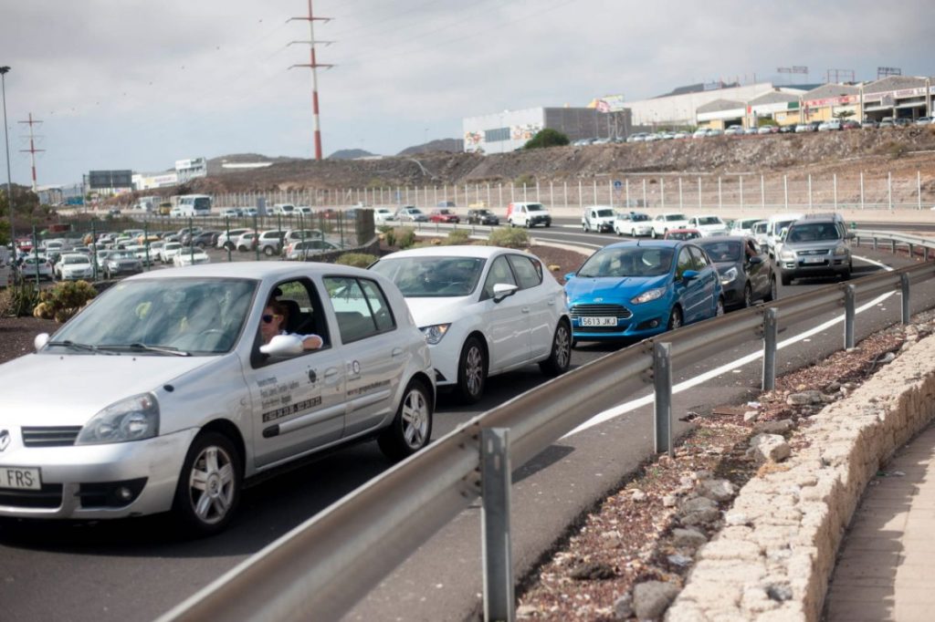 La zona de Las Chafiras es uno de los grandes embudos de tráfico en el sur de Tenerife. Fran Pallero