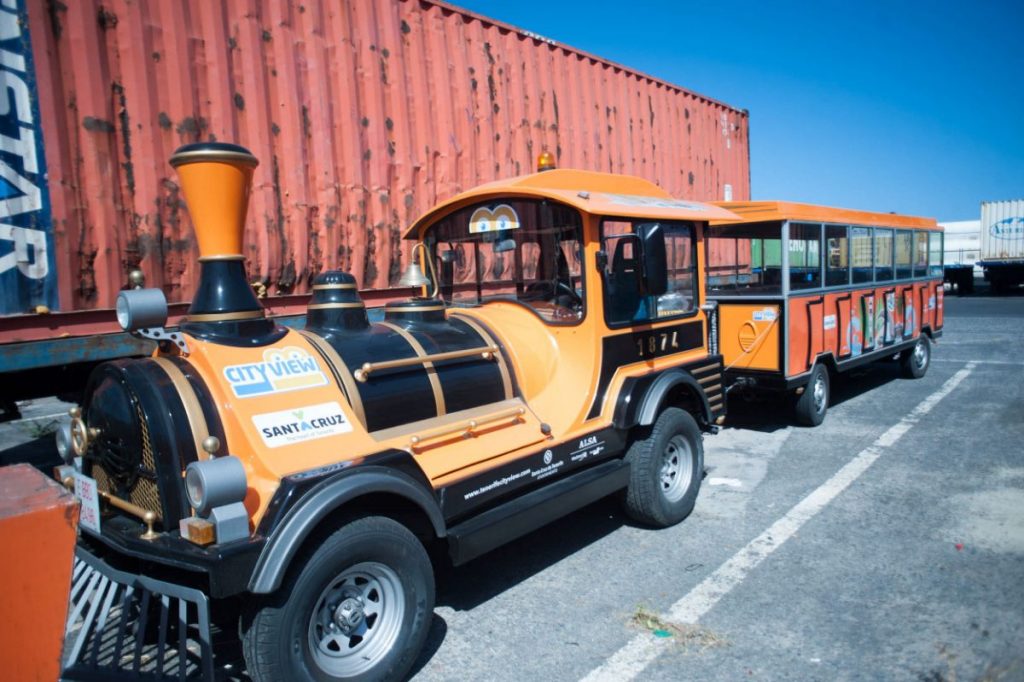 El tren espera en el muelle de Santa Cruz al inicio de su actividad, ya señalizada, mientras que a lo largo de agosto ha hecho recorridos de prueba. F. P. / DA