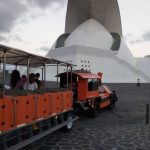 El tren espera en el muelle de Santa Cruz al inicio de su actividad, ya señalizada, mientras que a lo largo de agosto ha hecho recorridos de prueba. F. P. / DA