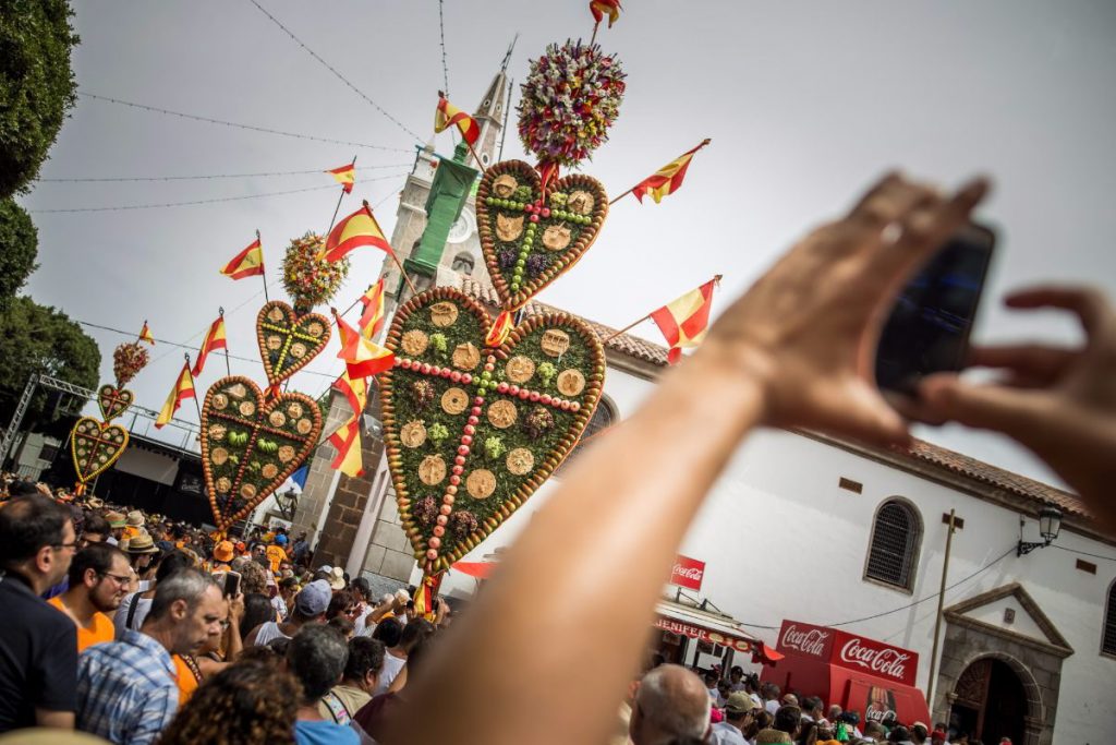 Los Corazones de los tres barrios se elevan en la plaza de la Iglesia ante miles de personas. A. G.
