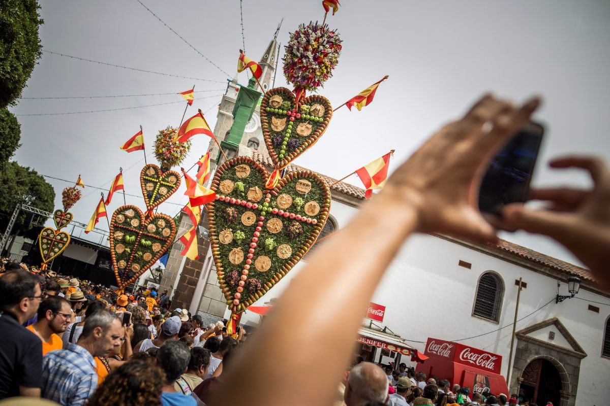 Los Corazones de los tres barrios se elevan en la plaza de la Iglesia ante miles de personas. A. G.