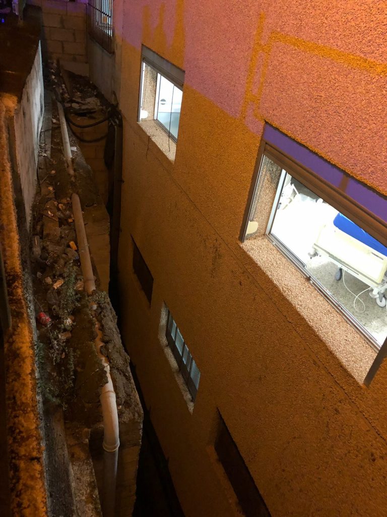 Imagen de la zona en la que los bomberos cortaron con una radial una valla que dificultaba la colocación de una escalera para evacuar a 15 personas. DA