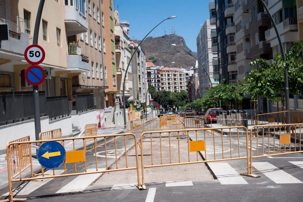 La calle permanecerá en obras en las próximas dos semanas, y será reasfaltada tras repararla. Fran Pallero