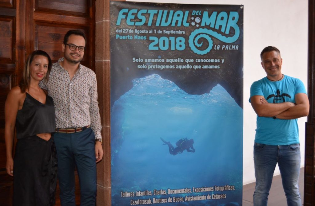 Pérez Camacho, junto a impulsores del proyecto en defensa del medio marino y sus recursos. DA