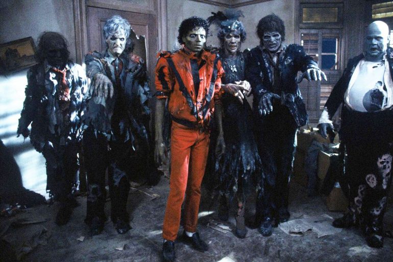 Michael Jackson y parte del reparto durante el rodaje de su videoclip Thriller / YOUTUBE