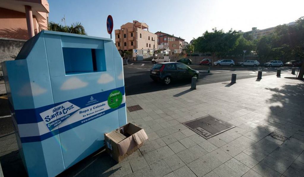 Los contenedores para reciclar ropa y calzado se distribuyen por todo el municipio. Fran Pallero
