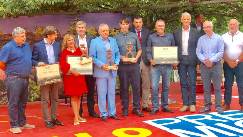 Los premiados este año con los Cho Feriantes de honor se hicieron la tradicional foto de familia con las autoridades y representantes de la asociación cultural. DA