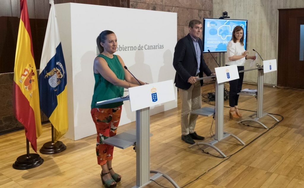 La consejera de Hacienda, Rosa Dávila; el presidente del Gobierno, Fernando Clavijo, y la titular de Medio Ambiente, Nieves Lady Barreto, ayer. DA