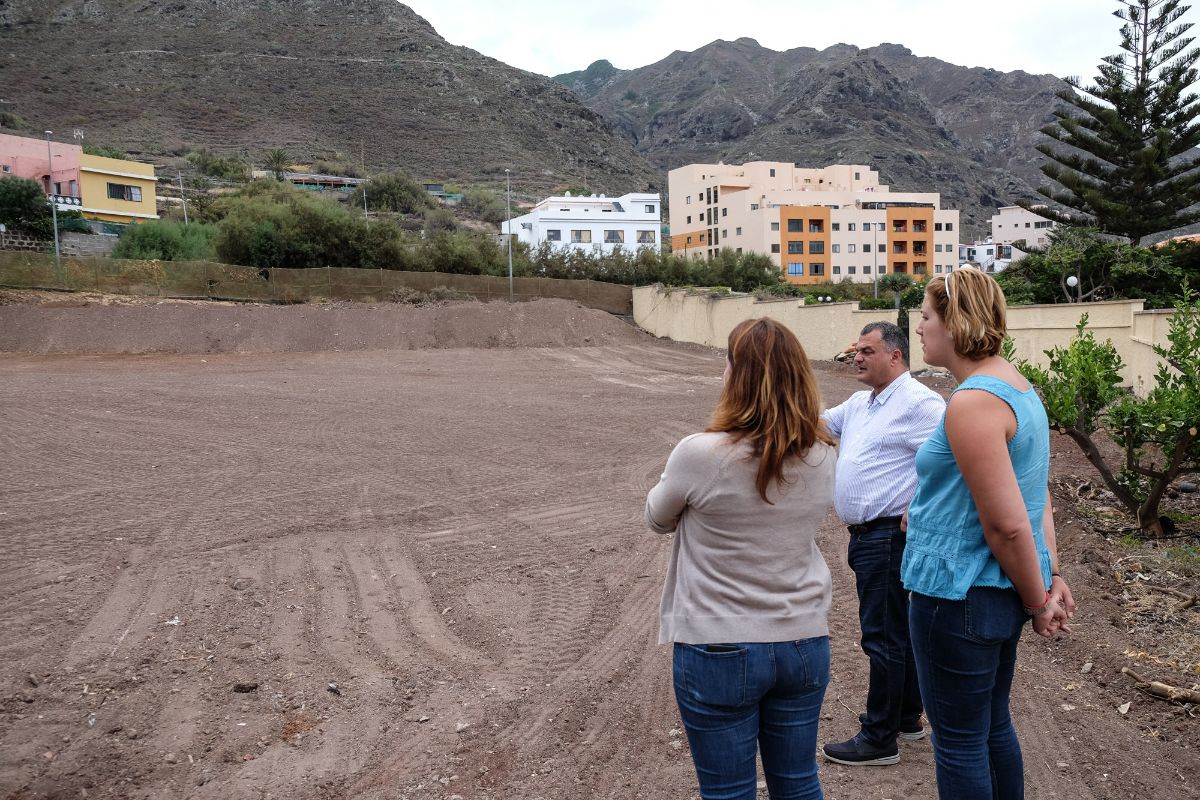 El alcalde, José Alberto Díaz, ayer en el solar que se está acondicionando como parking. DA