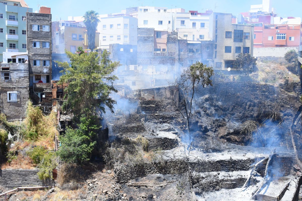El fuego se inició en el fondo del barranco y subió por las laderas hasta las viviendas. S. M.