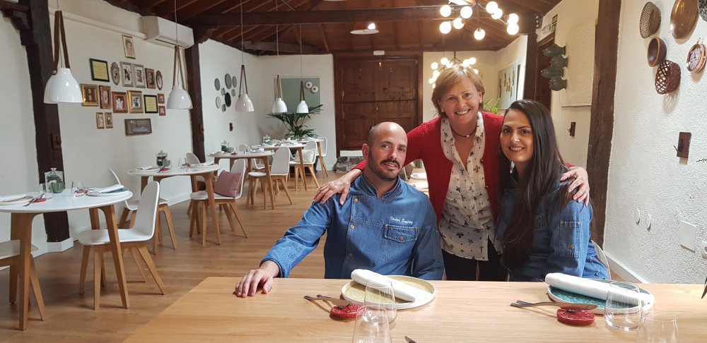 Víctor y Laura posan con su madre (en el centro) en el comedor del Haydeé. J. L. C.