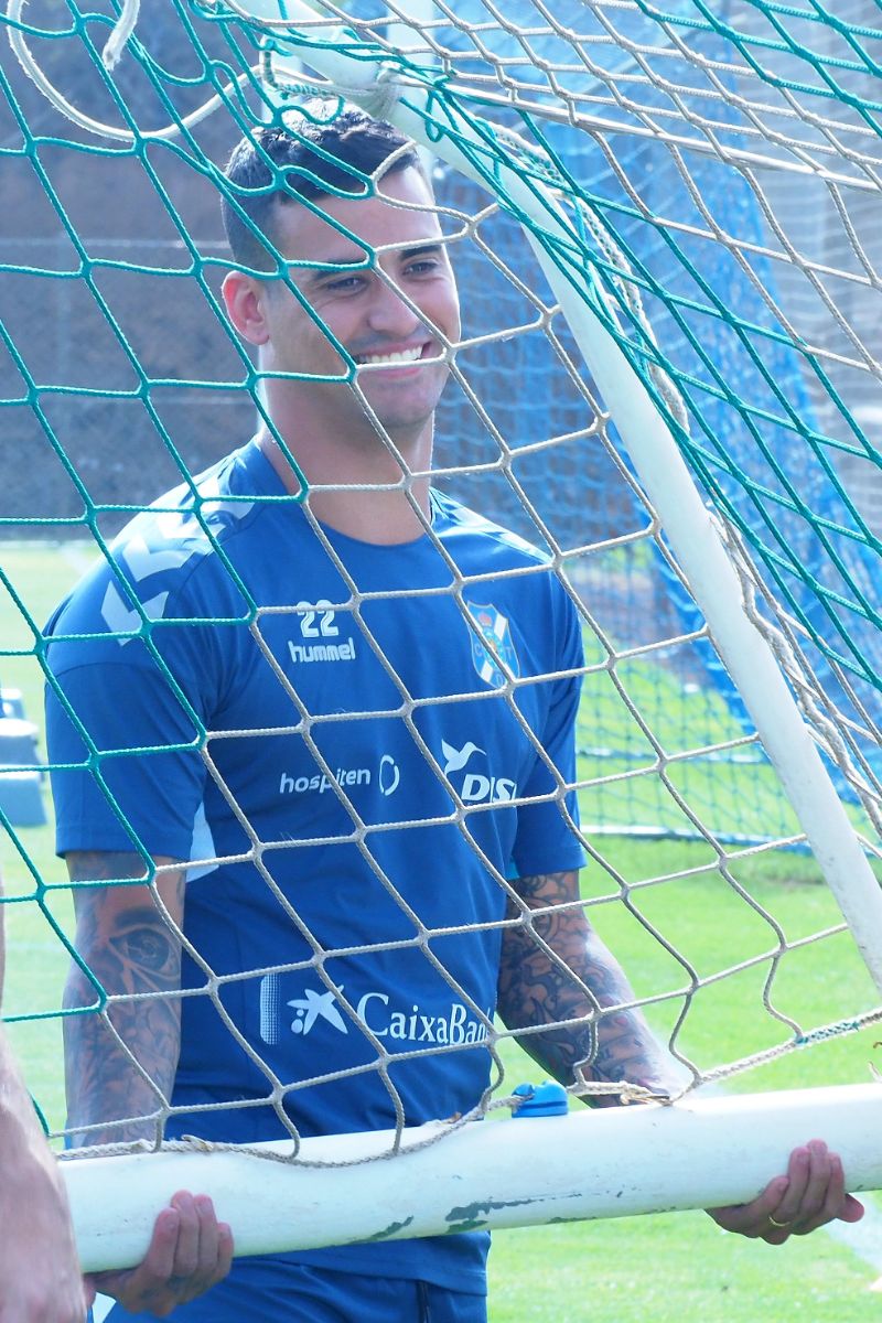 El delantero tinerfeño evidenció su felicidad desde el primer momento que llegó a la Ciudad Deportiva del CD Tenerife, donde se encontró con sus nuevos compañeros. Sergio Méndez