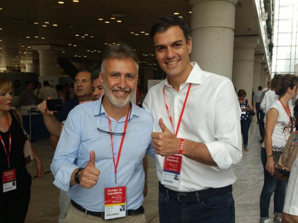 Ángel Víctor Torres junto al presidente del Gobierno, Pedro Sánchez. DA