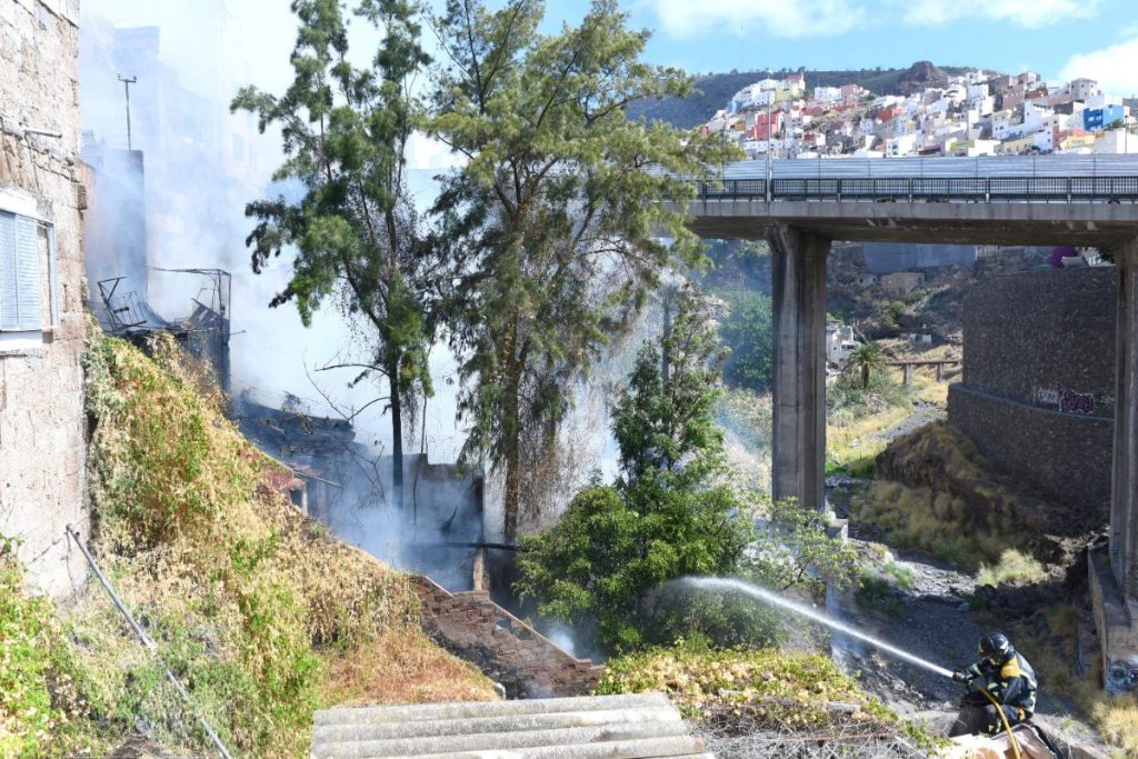 La vegetación seca que puebla el cauce del barranco de Santos se incendió el pasado viernes llegando el fuego a amenazar la seguridad de la zona. S. M.