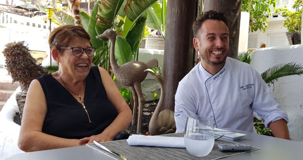 Ana María Batista y Jorge Peñate posan durante la entrevista en el restaurante Las Rocas. J.L.C.