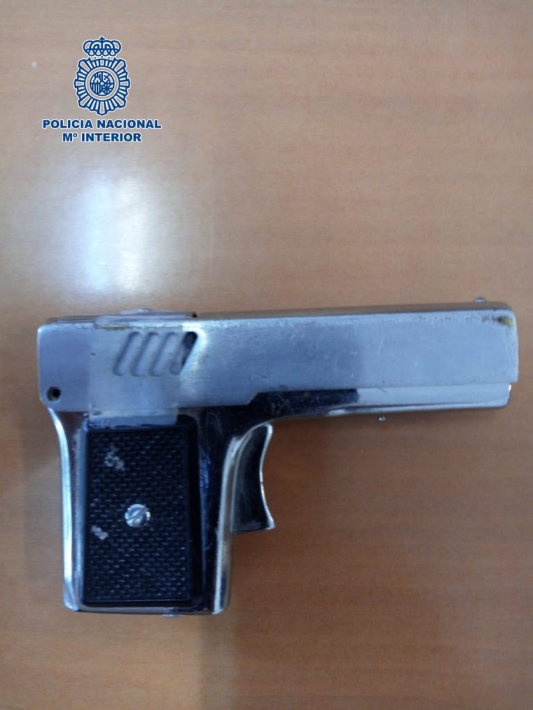 Los detenidos llegaron a exhibir un arma de fuego, que resultó ser simulada. | EP