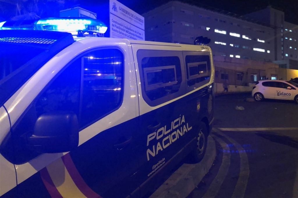 Furgón de la Policía Nacional en el exterior del Hospital Nuestra Señora de la Candelaria. | EP