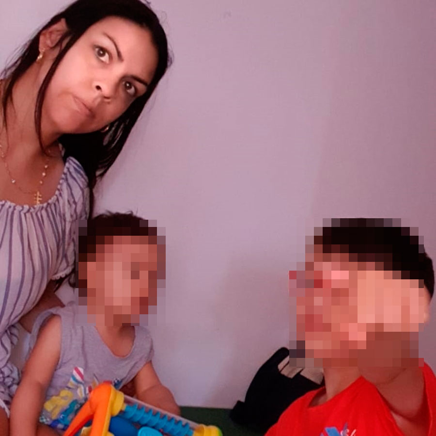 La mujer amenazada por el desahucio junto a dos de sus tres hijos, el más pequeño de solo once meses. | DA