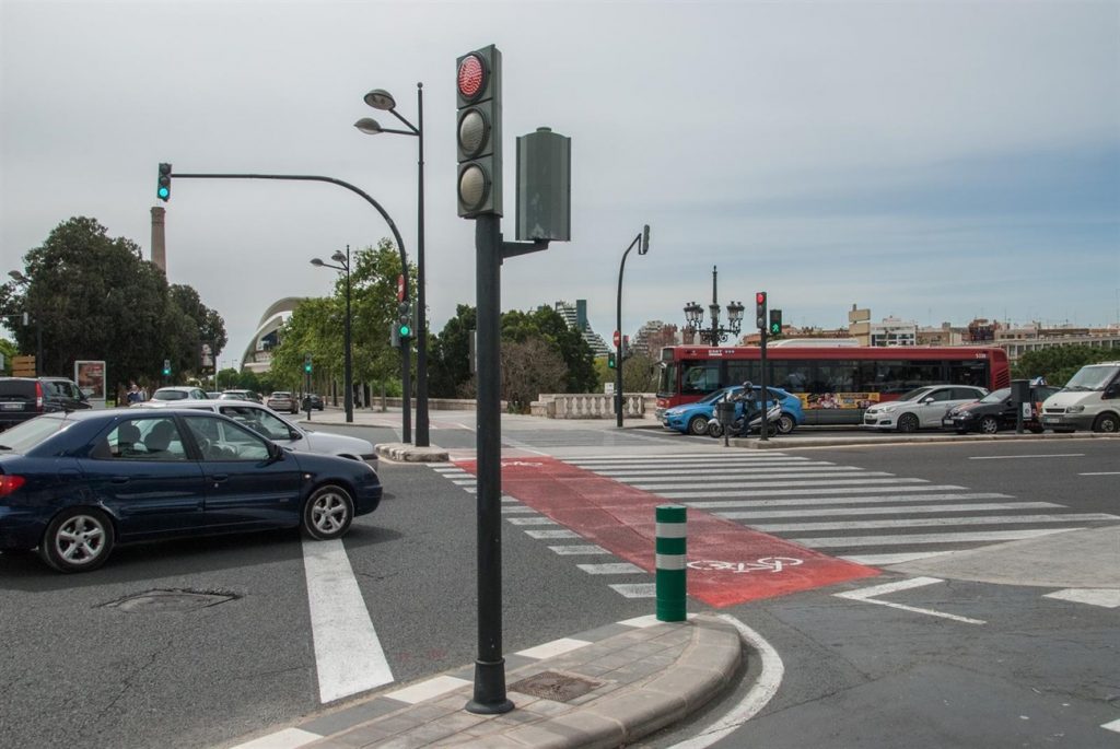 Organizaciones de víctimas de accidentes de tráfico y de automovilistas consideran que la propuesta que estudia la DGT incentiva el uso del teléfono dentro del vehículo y aumentaría el riesgo de accidentes. | EP