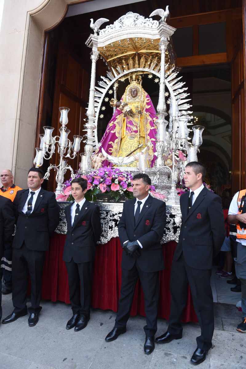 Diferentes momentos de los actos de celebración en el día grande de la festividad de la Patrona de Canarias, entre los que destacaron la parada militar, la procesión, la misa y la ofrenda atlética. Fotos: Sergio Méndez