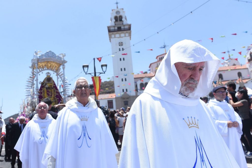 Diferentes momentos de los actos de celebración en el día grande de la festividad de la Patrona de Canarias, entre los que destacaron la parada militar, la procesión, la misa y la ofrenda atlética. Fotos: Sergio Méndez