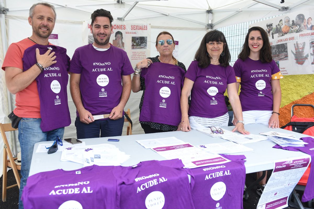 Voluntarios del punto violeta informativo contra actitudes sexistas. S. M.