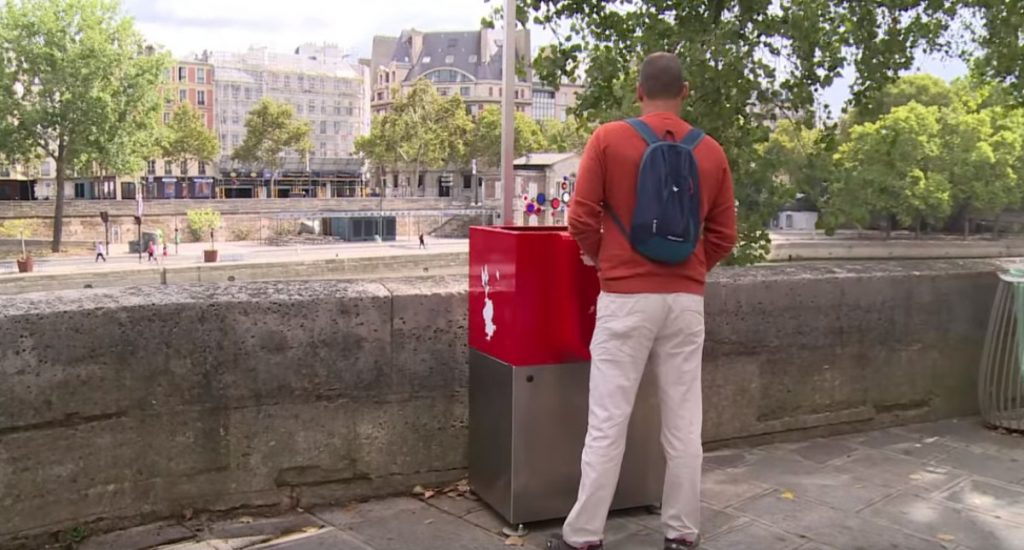Polémica urinarios París