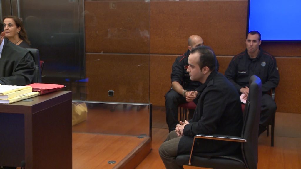 D. M., acusado de tirar por la ventana a su bebé, durante el juicio. / EP