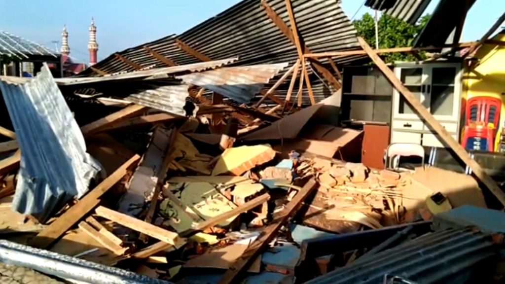 Aumenta a 384 el balance de muertos por los terremotos y el tsunami en Indonesia. / EP