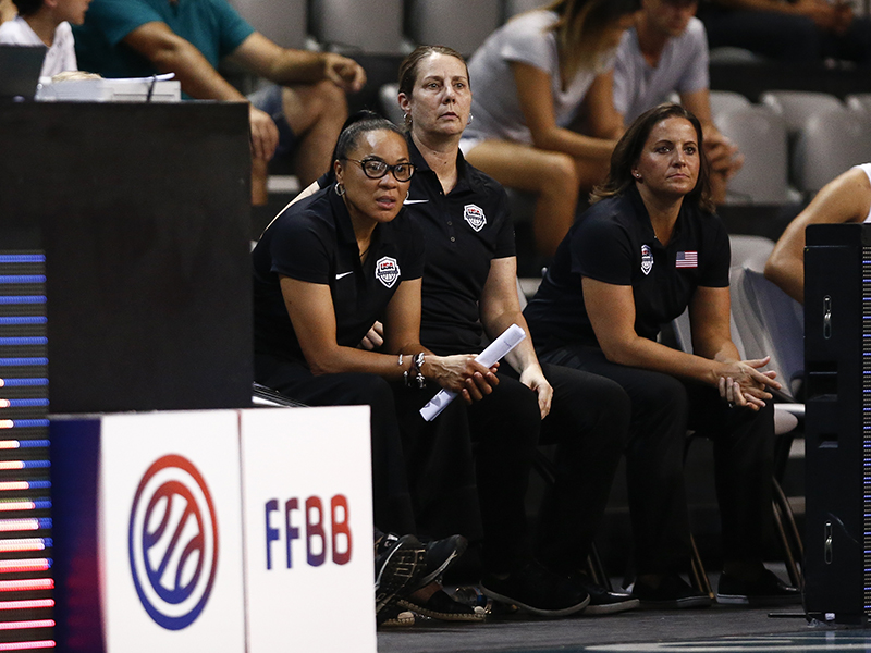 La entrenadora principal de Estados Unidos, así como sus asistentes, son todas mujeres| USA BASKETBALL