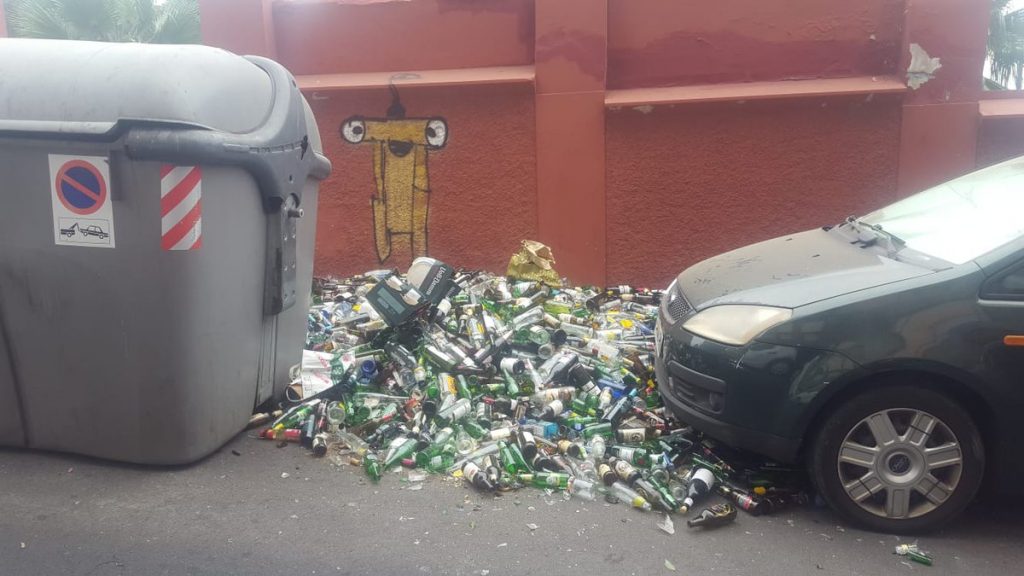 Cientos de botellas, desparramados en la calle de La Marina. / TWITTER POLICÍA LOCAL SANTA CRUZ