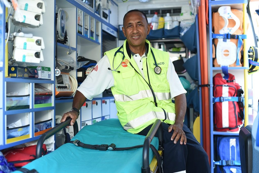 El galeno del Servicio de Urgencias Canario, en el interior de la ambulancia medicalizada con base en el Puerto de la Cruz. Fran Pallero