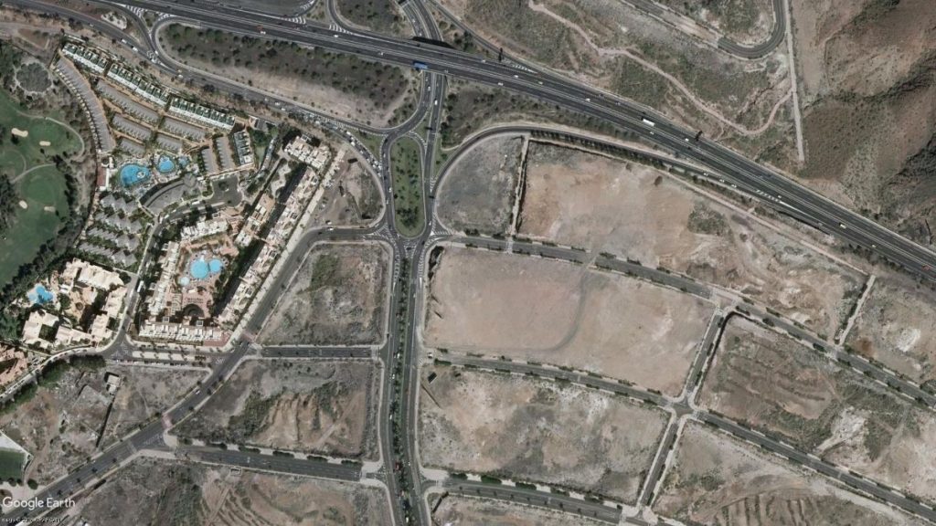 Vista aérea de la rotonda de la TF-1 de entrada a Los Cristianos y al plan parcial de El Mojón. DA