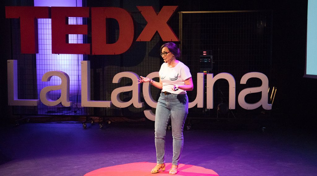 Amalia Díaz, psicóloga sanitaria, en su ponencia en TEDxLaLaguna. | FOTO: Ricardo Retuerto