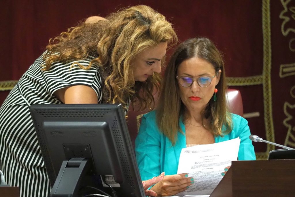 La intensa y tensa actualidad política provoca una sesión de cuchicheos en el Parlamento