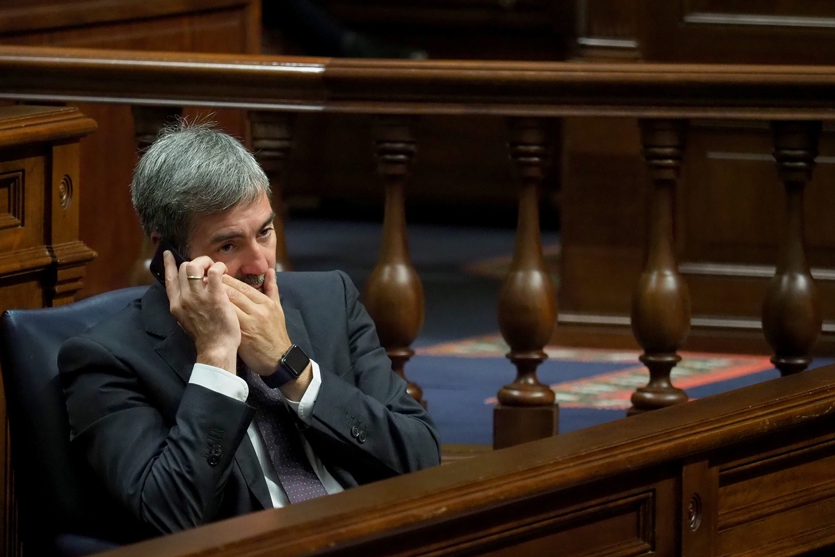 La intensa y tensa actualidad política provoca una sesión de cuchicheos en el Parlamento