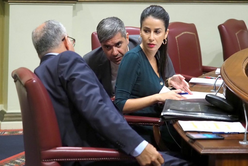 La intensa y tensa actualidad política provoca una sesión de cuchicheos en el Parlamento