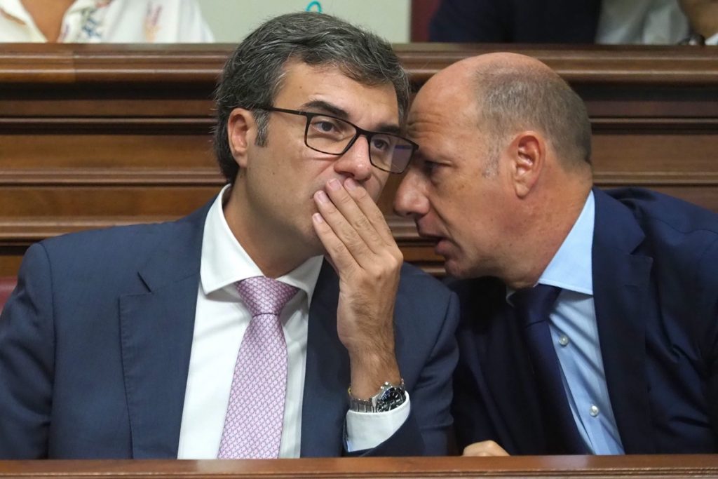 La intensa y tensa actualidad política provoca una sesión de cuchicheos en el Parlamento