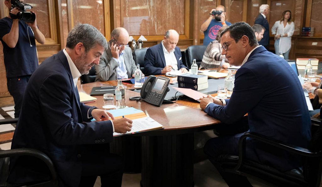 Fernando Clavijo repasa con Pablo Rodríguez alguno de los asuntos tratados en la reunión del Consejo de Gobierno de ayer. DA