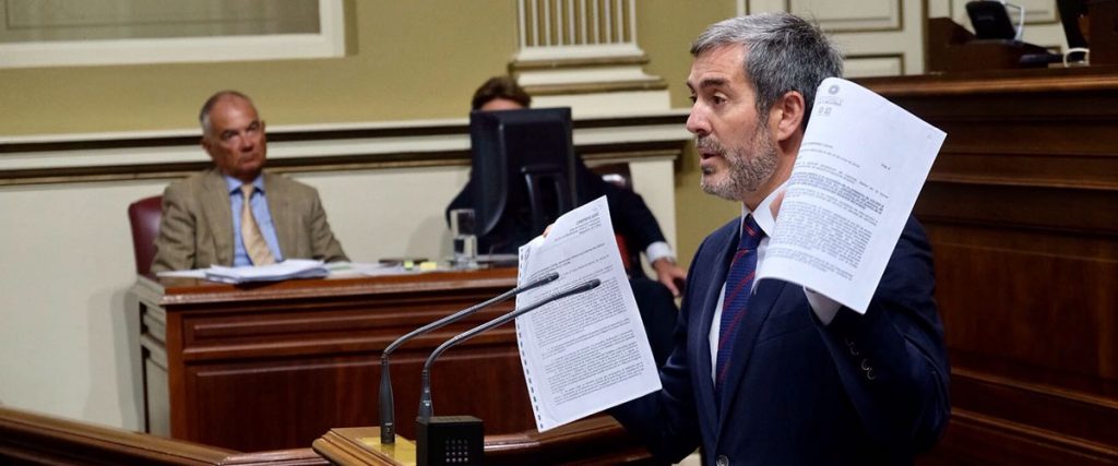 El hoy presidente del Gobierno de Canarias, Fernando Clavijo, muestra los folios del decreto sobre el polémico préstamo. Fran Pallero