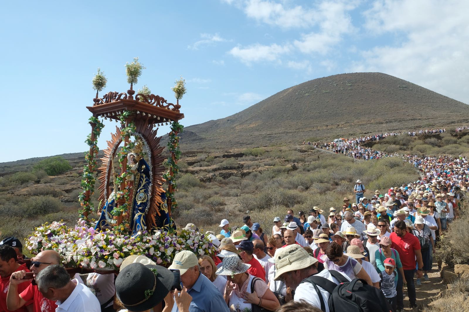 Miles de personas acompañan a la Virgen del Socorro este 7 de septiembre. / Fran Pallero