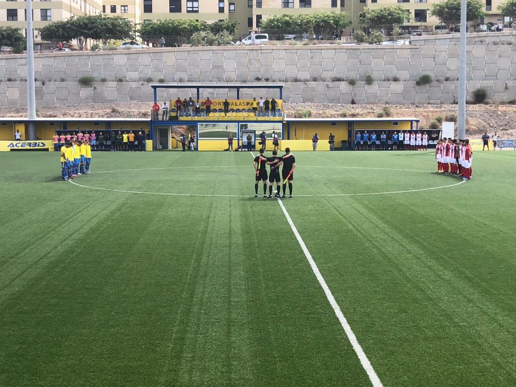 Minuto de silencio en recuerdo de Pedro Pérez, futbolista de Las Zocas fallecido este domingo en la TF-1. / DA