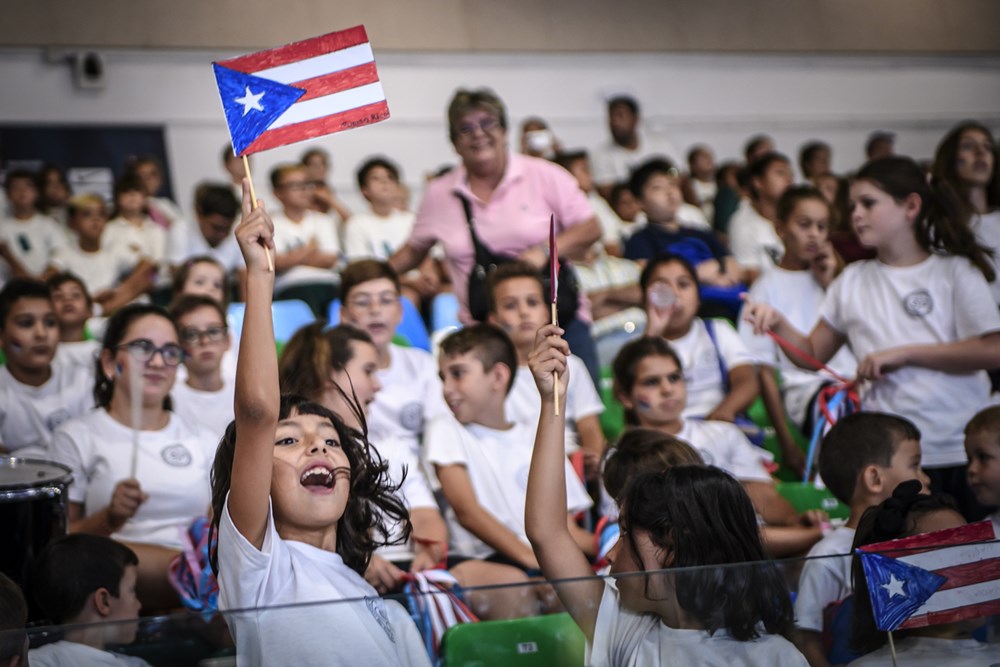 Escolares, animando a las selecciones de Japón y Puerto Rico. / FIBA
