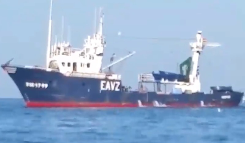 El barco denunciado por, supuestamente, verter basura al mar frente a PLaya San Juan. / FACEBOOK DAMIÁN BELLO