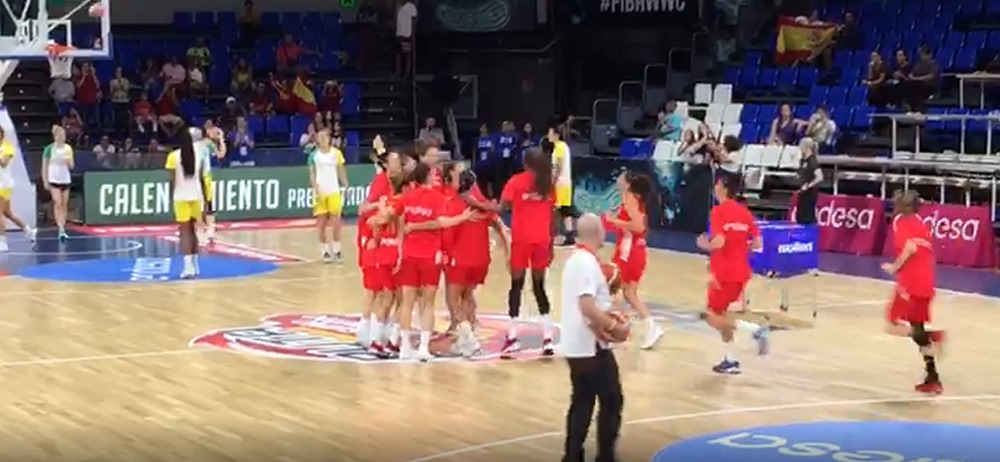 La selección española calienta antes del partido España-Australia. / DA