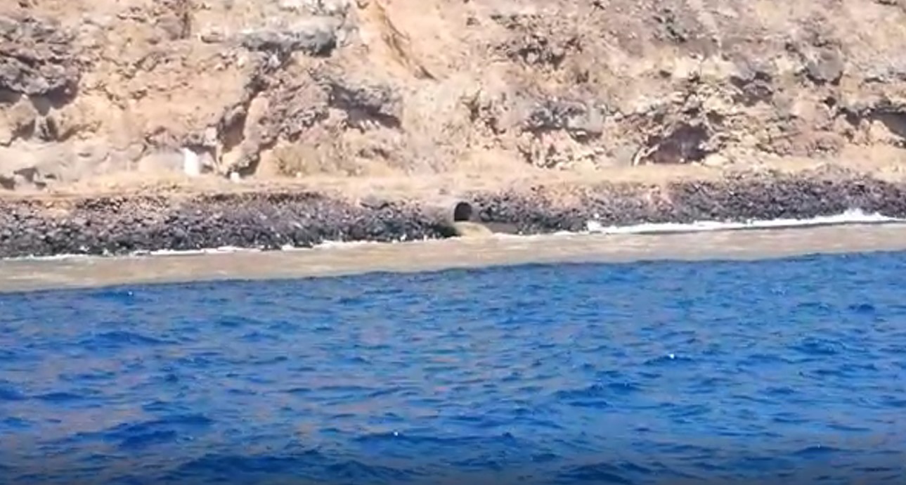 Denuncian un enorme vertido en la costa de Santa Cruz. / DA