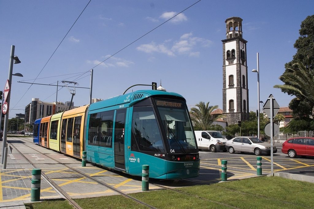 Tranvía de Tenerife, a su paso por Santa Cruz. / EP