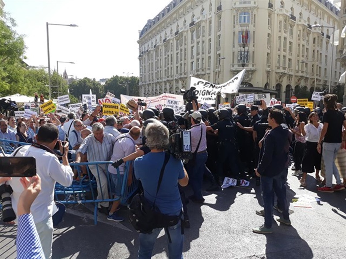 Manifestación de pensionistas frente al Congreso. / EP